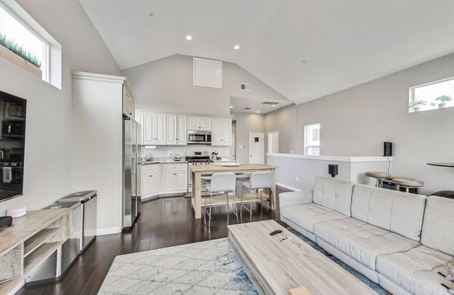 West Oakland 3br/2ba top floor flat ideal for business or family travel