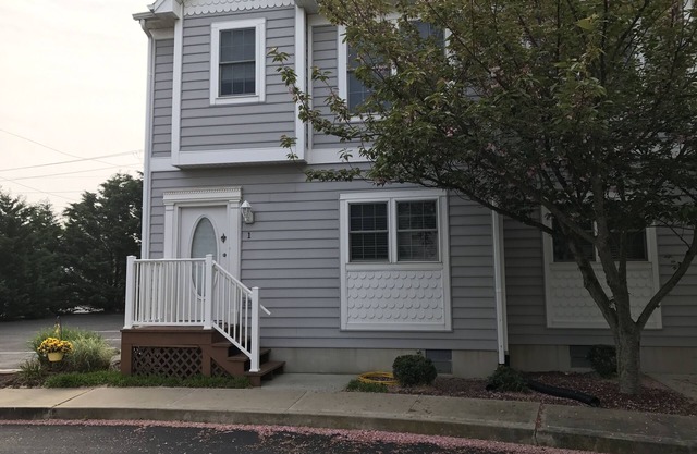 West Ocean City townhome next to Sunset Marina close to OC & Assateague Beaches