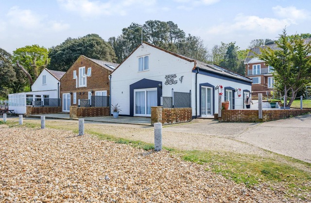 WEST SEA VIEW NO 4, pet friendly, country holiday cottage in Yarmouth