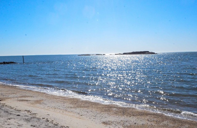 Westbrook 2 Bed Cottage w/ Paddle Boards, Beach Supplies, and Grill - 7 day min