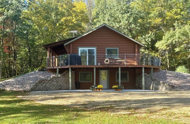 Westby Hideaway: Charming & Cozy 2-Bedroom Cabin on a Peaceful Dead-End Road.