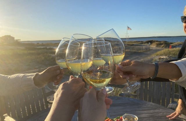 Westhampton Beach-Fully updated sunny cottage, 3 min. walk to the beach and bay!