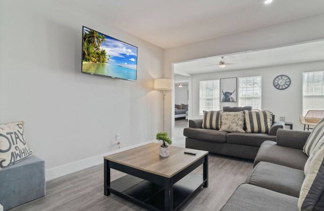 WeWelcome you to our 4 Bed 2 Full Bath Duplex