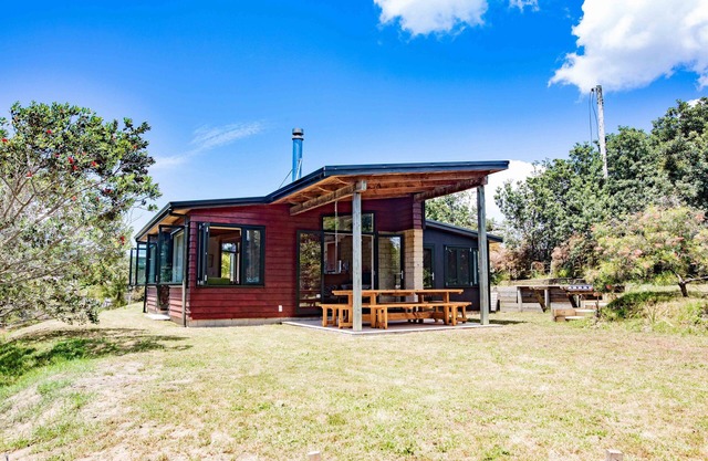 Whangapoua Family Bach - 100m to the beach!