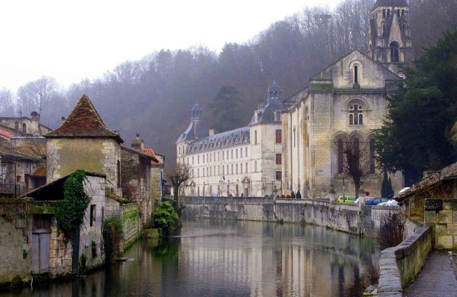 Wheelchair-friendly mobile home in the Dordogne on a child-friendly campsite