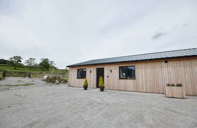 WHERNSIDE LODGE, luxury holiday cottage, with a garden in Settle
