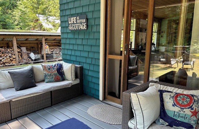 Whimsical 4 bedrooms + one loft cottage on Savary Island