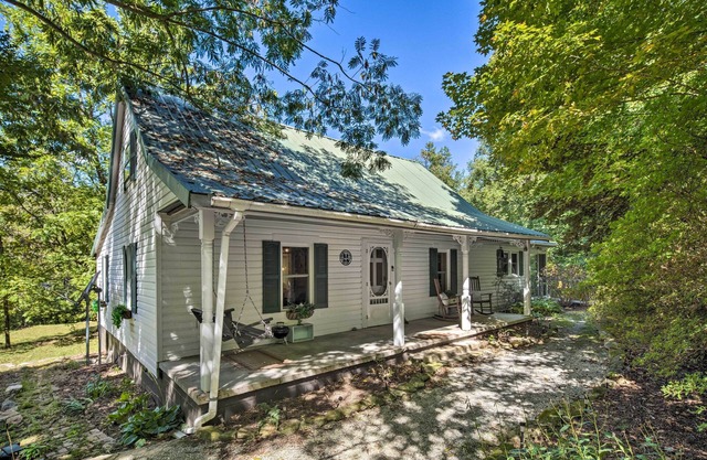 Whimsical Bat Cave Cottage w/Fire Pit!