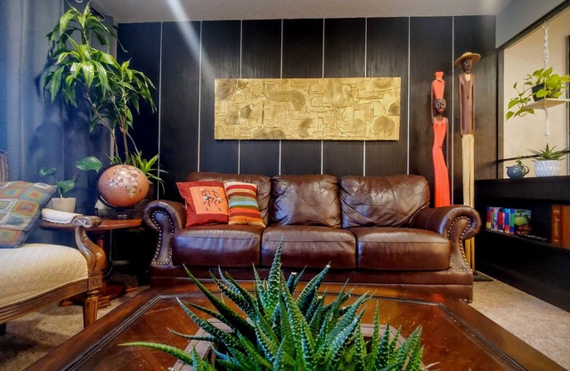 Whimsical Vintage townhouse in peaceful King Edward park *Pet Friendly!