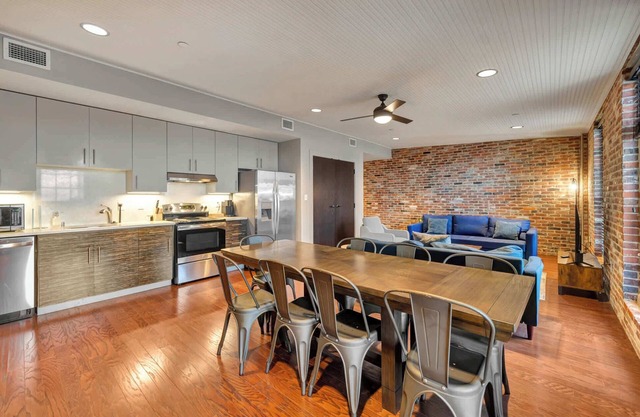 Whiskey Row Gem - Steps to KFC Yum! Center & Bars!