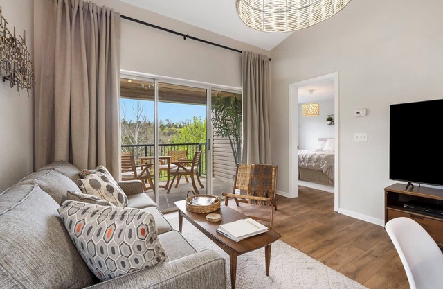 Whiskey's Hillside Retreat | Holiday Hills Branson | Golf Resort |