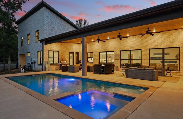 Whispering Waters: Lake Front- Pool & Hot Tub