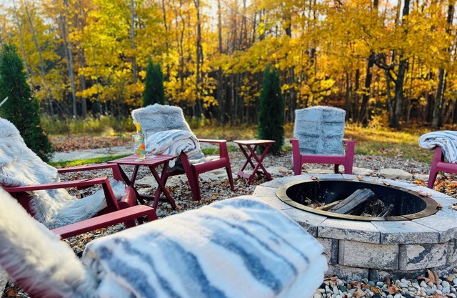 Whispering woods retreat- morning yoga on the deck, EV charging & pet friendly