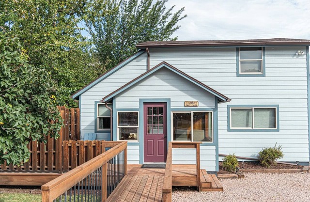 Whistle Stop 3 bedroom house walk downtown plenty parking