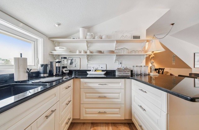 White beaches, walk to restaurants and shops! Family vacation/Romantic getaway!