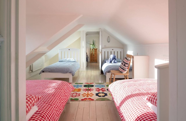 White Cottage: 6‑Bed Beachfront House Sleeping 14 in Rhosneigr | Managed by Anglesey Holiday Letting