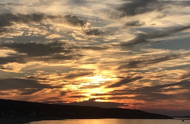 White horse beach -Bright water front condo - 2 month rental July - August