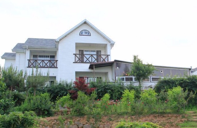 White House on the Hill HayanZip