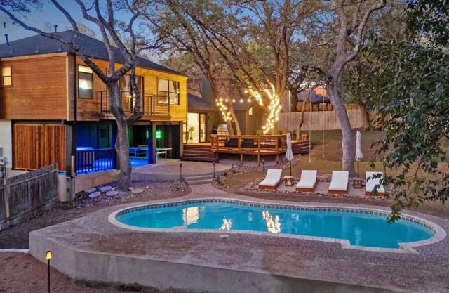 White Lotus | Pool+ Hot Tub +Mini Golf +Sleeps 16+