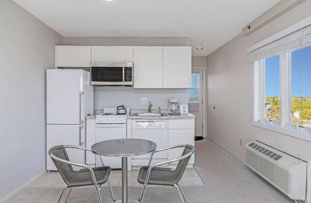 White Studio Apt w/Balcony, Tub & Ocean view!