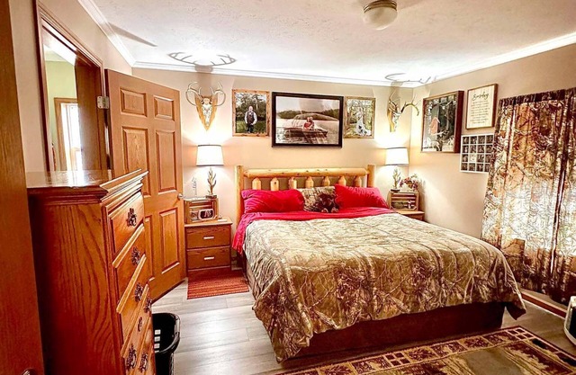 Whitetail Oasis 2-bedroom ranch house in beautiful Two Rivers!