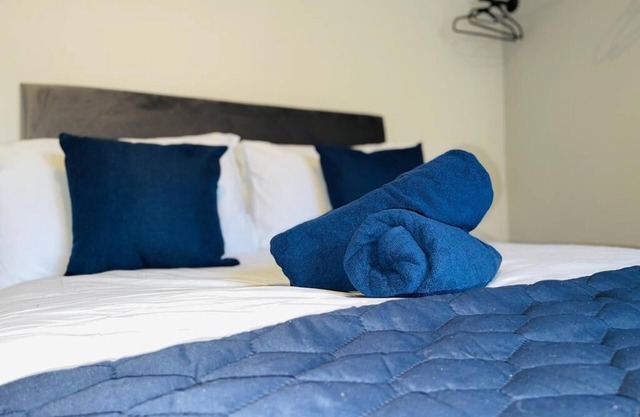 Whitmore House By RMR Accommodations - Newly Refurbed - Modern -Parking -Central