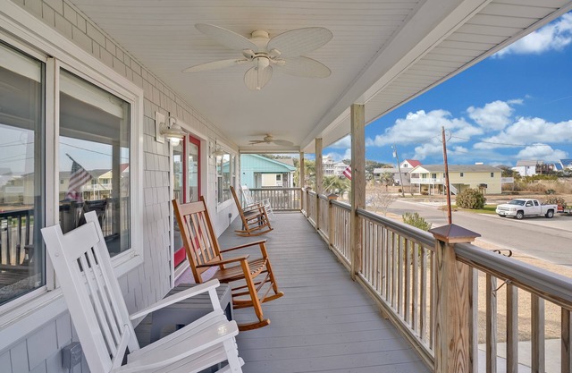 Whole House! Sleeps 16. 5 bed 3.5 bath Luxory that is steps from the sand!