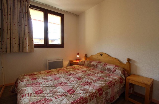 Wifi, 300m from ski slopes, 3rd floor, view street, balcony, parking, tv, ski locker, 33m²