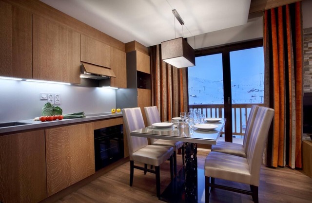 Wifi, 50m from resort center, fitness, swimming pool, sauna, hammam, balcony, tv, ski locker, 110m²