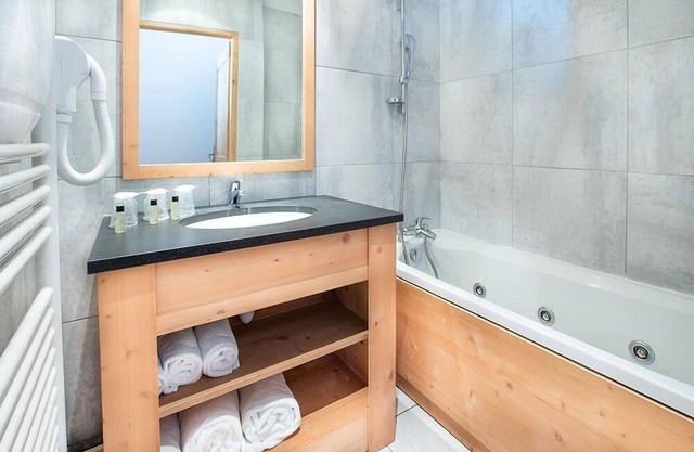 Wifi, ski-in/ski-out & foot of the slopes, 5th floor, balcony, tv, ski locker, 105m², Tignes