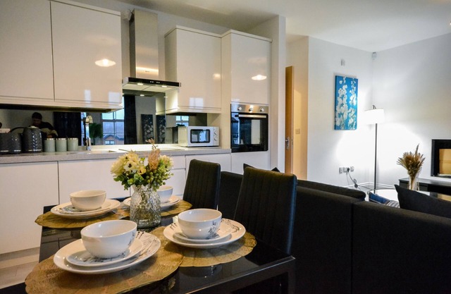 Wigan - Apartment - Sleeps 4 - Parking