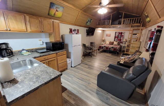 Wild Deer Cabin. Short walk to Douglas Lake. Half Hour from Pigeon Forge.