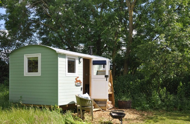 WILD HARE, romantic, character holiday cottage in Fontmell Magna
