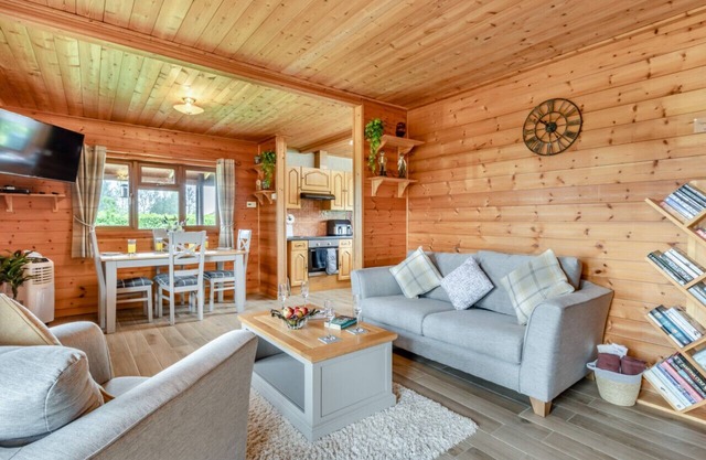 Wild Meadow Lodge - Two Bedroom House, Sleeps 3