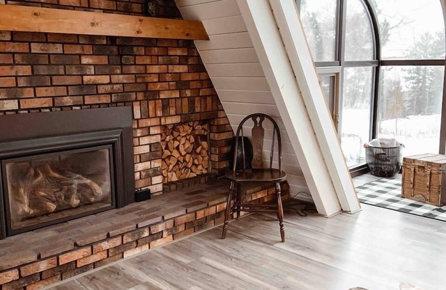 WILD PINES CABIN: A-FRAME WITH LAKE SUPERIOR VIEWS
