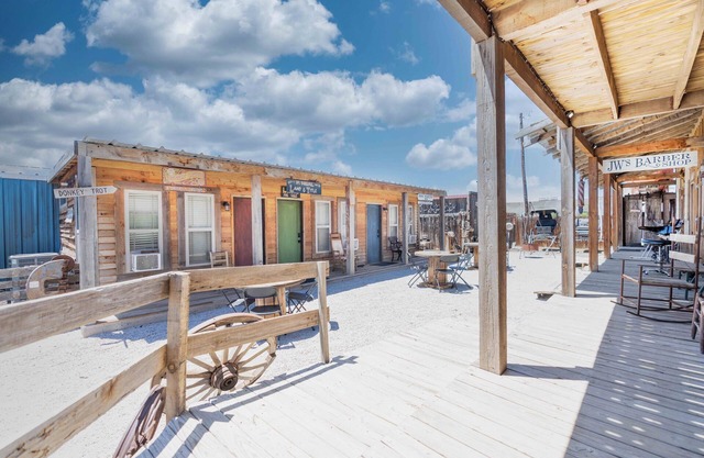 Wild West Town Los Trece - 5-bedroom/2-bathroom Lodge, Pool, Hot Tub