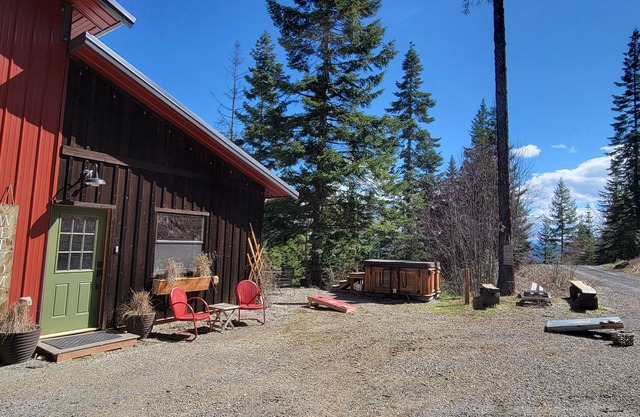 Wilderness retreat 15 minutes from downtown Coeur d'Alene.