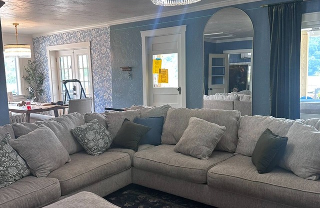 Wildflower Cottages:3 Rentals, Hot Tub& lake views