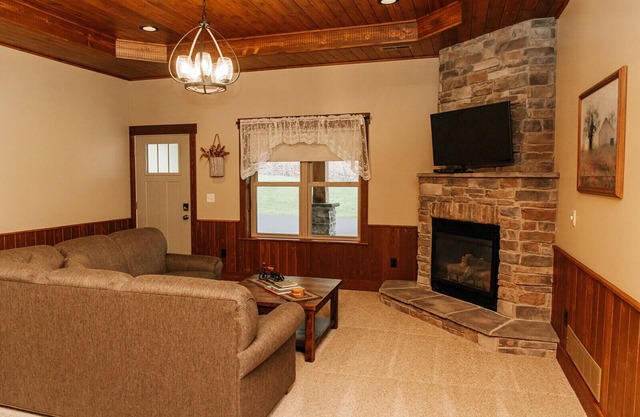 Wildflower Paradise: Luxury Lodge Suite in Amish Country