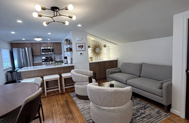 Williamsville Village Mid-Century Modern Bungalow 2-bedroom house New Remodeled