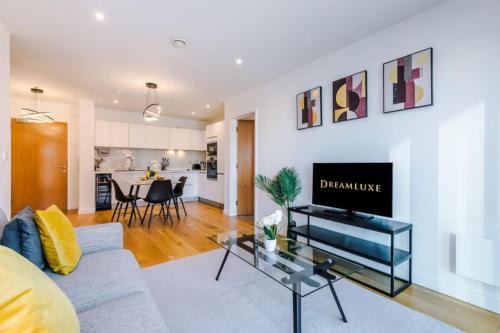 Windmill Suite- Modern 2 bed 2 bath with concierge perfect for leisure, business and contractor stays by Dreamluxe