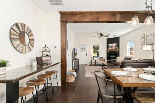 Windsor Farmhouse Family Fun, Yard and Fireplace