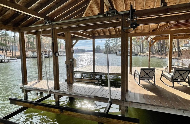 Windy Pointe Retreat - 5200sqft, 7 bed/4 bath, lakefront, arcade & game room!