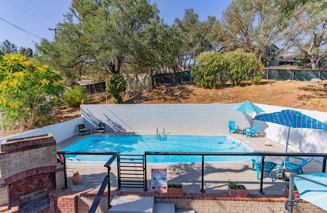 Winemakers Home🍷 Mid-Century Modern😎Pool⛱Walk to Downtown Paso!