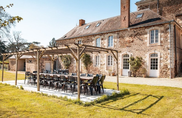 Wing of an eighteenth castle, private heated pool