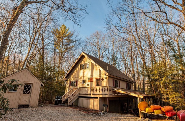 Winnipesaukee Cabin w beach/boat ramp access- .75 mile to the lake!