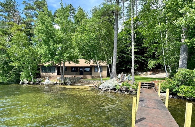 Winnipesaukee luxury waterfront 3-BDR home w/dock, views, AC, laundry, beach