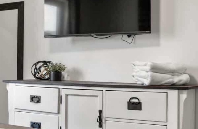 Winston Suite 2BR 1BA - Carriage Suite with Garage