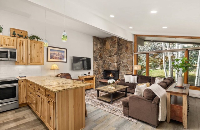 Winter Escape: Ski-In/Ski-Out on Fanny Hill! Balcony Views, Gas FP, Hot tub, Elevator & Parking