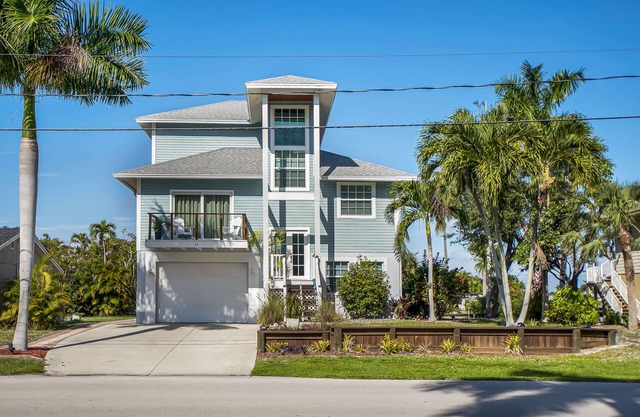 Winter Getaway by the Bay. Direct Water View! Near Marco Island Beaches.